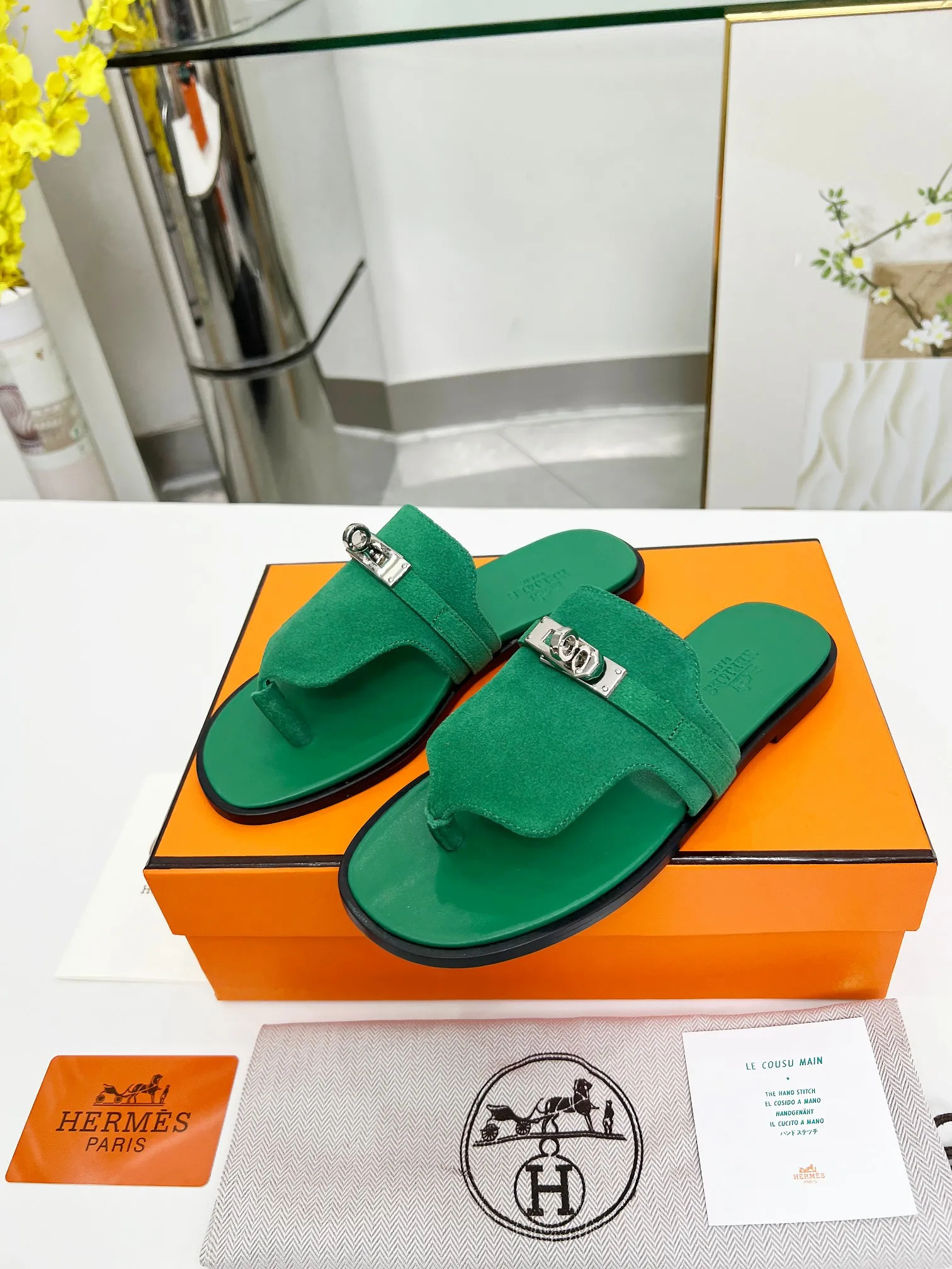 👟👟Ex-factory price 480👟👟 (top version) 👫Hermes ❗️❗️Original purchase and development⚠️ A must-have artifact for daily home, travel and vacation🉑 in spring and summer. High-end quality Code number: 35-40 (41/42 can be customized)